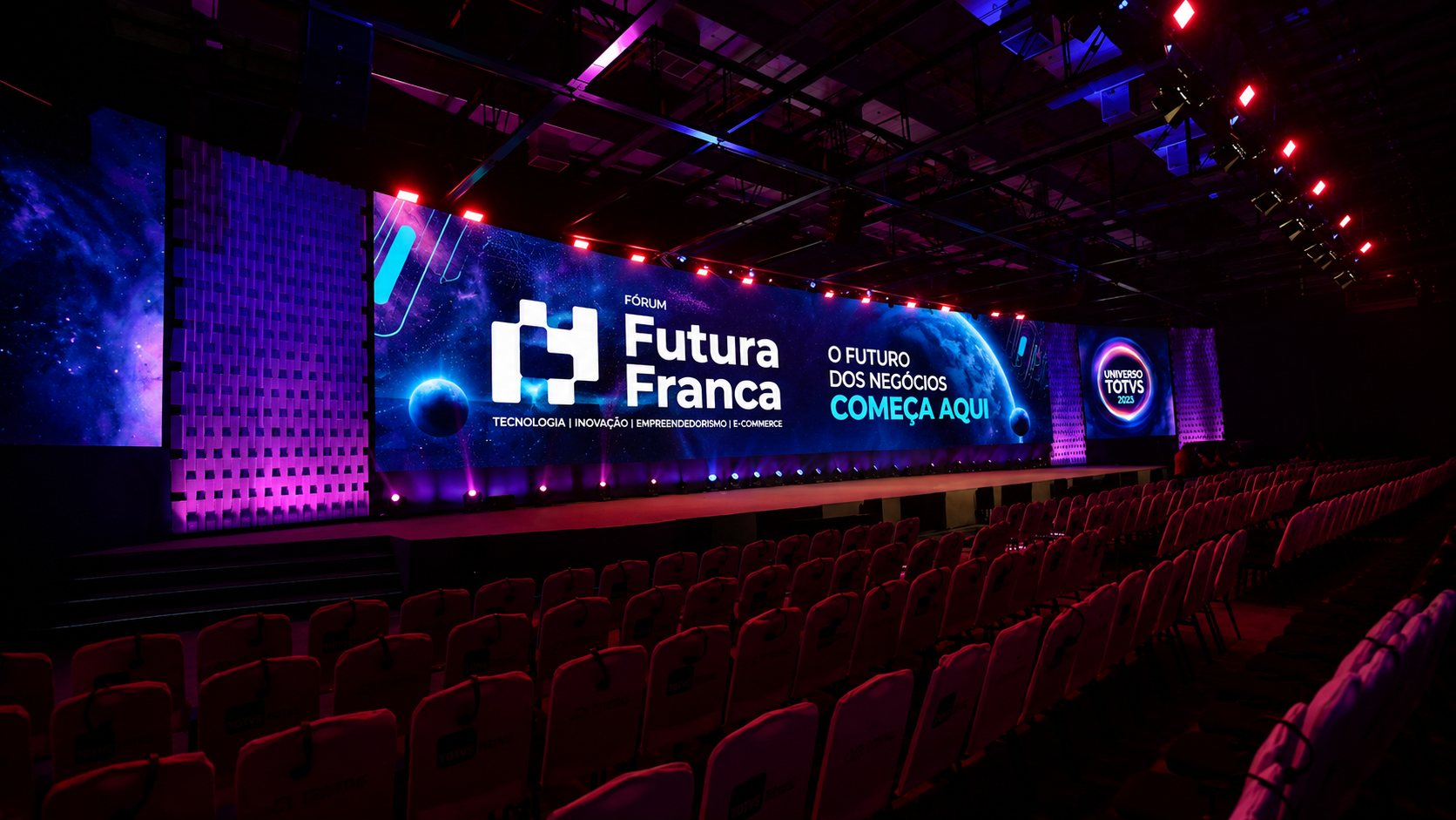 Palco do Fórum Futura Franca iluminado