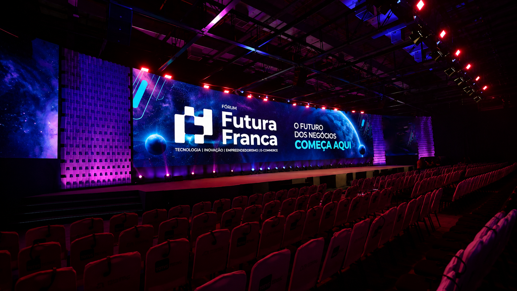 Palco do Fórum Futura Franca com telão de LED e plateia